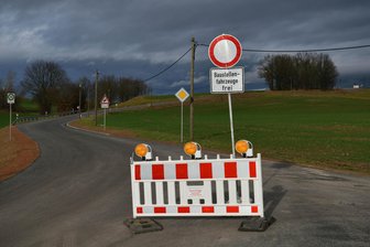Wieder freie Fahrt auf B 107 von Rochlitz nach Colditz - Am Donnerstag standen an der B 107, hier am Abzweig Weiditz, noch die Sperrscheiben.