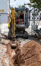 Wieder freie Fahrt auf der Burgstraße - Mitarbeiter der Firma SSS Energie- und Netztechnik GmbH verlegen im Bereich der Rochlitzer Burgstraße ein Leerrohr für eine Mittelspannungsleitung. Die Arbeiten finden im Auftrag von Mitnetz Strom statt.