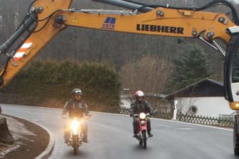 Wieder freie Fahrt auf der Lauterbacher Ortsdurchfahrt - Die ersten Fahrzeuge nach der Eröffnung: Frank Neumann (Ortsvorsteher von Lauterbach, links) mit seinerES 250/0, Baujahr 1958, und der Lauterbacher Jürgen Christer mit einer 175er Jawa, Baujahr 1960. 