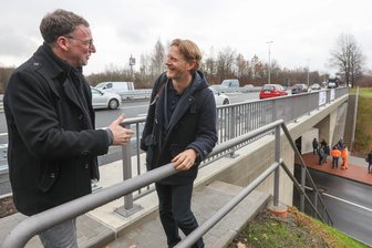 Wieder freie Fahrt auf der Neefestraße: Warum Chemnitz beim Brückenbau Glück hatte - Stephan Berger, Abteilungsleiter im Sächsischen Verkehrsministerium, und Baubürgermeister Michael Stötzer sind froh, bei Bauzeitpunkt und Finanzierung der Doppelbrücke an der Neefestraße eine Punktlandung hinbekommen zu haben.