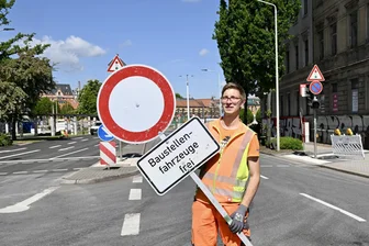 Wieder freie Fahrt auf der Zwickauer Humboldtstraße - Felix Viehweger von der Firma Roßberg packt die Sperrschilder wieder ein.