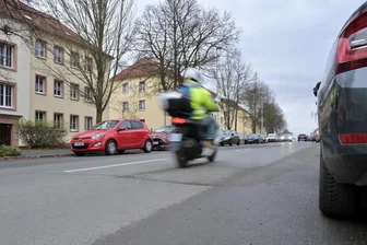 Wieder freie Fahrt auf Steinpleiser Straße im Zwickauer Westen - Die Steinpleiser Straße sah vor der Sanierung noch so aus.