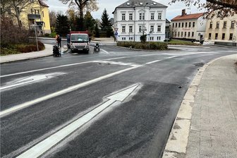 Wieder freie Fahrt in Frankenberg - Am Bahnhof in Frankenberg wurden die Fahrbahn und Gehwege erneuert und eine neue Trinkwasserleitung verlegt. Rechts konnte eine neue Fahrspur entstehen.