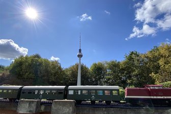Wieder Gartenbahntreffen in der Miniwelt Lichtenstein - Ein Gartenbahn-Personenzug auf der Mini-Göltzschtalbrücke vor dem Modell des Berliner Fernsehturms.