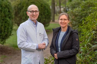 Wieder genug Puste - Antikörpertherapie hilft Asthmapatienten zu neuem Lebensgefühl - Frische Luft tut gut: Opernsängerin Gabriele Berke spaziert mit Chefarzt Dirk Koschel durch den Park des Fachkrankenhauses Coswig. 