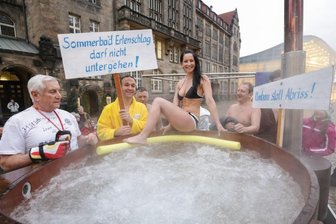 Wieder Hoffnung für Erhalt des Erfenschlager Bades - Am Montag demonstrierten rund 100 Menschen für den Erhalt des Sommerbades.