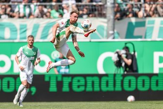 Wieder kein Sieger im Frankenderby: 1:1 in Fürth - Voller Einsatz im Derby: Fürths Felix Klaus nimmt den Ball artistisch in der Luft an. 