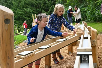 Wieder Leben in einstigem Chemnitzer Bad: So erlebt das „Erfi“ seinen zweiten Frühling - Bahn frei für die Riesenmurmeln: Auf dem Gelände des einstigen Sommerbades Erfenschlag in Chemnitz ist für 120.000 Euro eine naturnahe Spielanlage entstanden.
