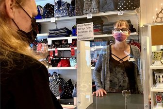 Wieder Maskenpflicht im Erzgebirge: "Unsere Kunden akzeptieren das" - Sicherheit geht vor: Wie Cornelia Teumer, Verkäuferin bei Bergglas Münzner in Schwarzenberg, müssen seit Dienstag auch die Kunden im Einzelhandel wieder Maske tragen. 