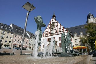 Wieder mehr Hotel-Übernachtungen in Plauen - Das Alte Rathaus ist ein Wahrzeichen von Plauen - auch für Touristen. Die Übernachtungszahlen sind im vergangenen Jahr wieder gestiegen.