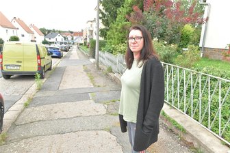 Wieder nur geflickt: Ärger über Gehweg in Freiberg - Mandy Gutsfeld wohnt seit mehr als zehn Jahren in der Gabelsberger Straße in Freiberg. Sie sagt: „An Straße und Fußweg hat sich im Abschnitt vor meinem Wohnhaus seitdem nichts getan. Es ist ein einziger Flickenteppich."