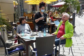 Wieder offen: Pfingstmontag beschert Gastwirten in Sachsen regen Zulauf - In der Chemnitzer Innenstadt waren die Terrassen der Lokale am Montag gut besucht. Auch die Teststationen hatten offen.