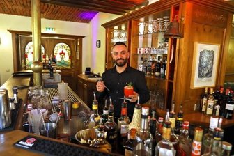 Wieder Party im "Drei Schwanen" - Barkeeper Suad Muaremi beim Cocktailmixen: Die Bar soll nach der Coronapause nun kommende Woche wieder öffnen.