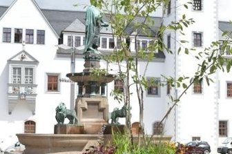 Wieder Pflanzkübel auf dem Obermarkt - Neue bepflanzte Blumenkübel wurden auf dem Freiberger Obermarkt aufgestellt.