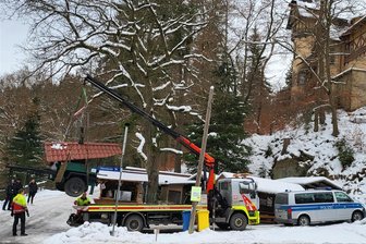 Wieder Razzia im Erzgebirge: Polizei beschlagnahmt Reichs-Gulaschkanone - Circa eine Stunde dauerte es, bis die Gulaschkanone des „Königreichs“ auf dem Abschleppwagen landete.
