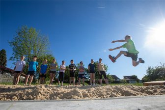 Wieder Riesensprünge möglich: Sanierte Weitsprunganlage in Theuma einsatzbereit - Der zehnjährige Veit Gruber aus Altmannsgrün testete bereits die sanierte Weitsprunganlage.