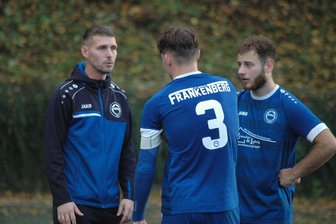 Wieder sechs Gegentore für Barkas - Dritte 0:6-Niederlage in Folge: Barkas-Trainer David Tuschy (l.) kann mit seinem Team für die Mittelsachsenliga planen.