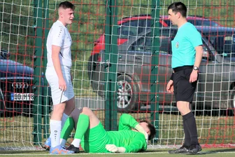 Wieder sechs Gegentore: Fußballer von Barkas Frankenberg unterliegen bei Motor Wilsdruff - Ein Knackpunkt der Partie: Der Frankenberger Torwart Norik Barth liegt in der 20. Minute mit einer Schulterverletzung am Boden. Er musste gegen Ole Bogatzki ausgewechselt werden.