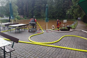 Wieder Starkregen: Adorfer Feuerwehr pumpt erneut am Teich im Klein-Vogtland - Die Freiwillige Feuwerwehr Adorf pumpte nach erneutem Starkregen den Koi-Teich in der Miniatur-Schauanlage Klein-Vogtland ab. Foto: Mario Beine/Stadt Adorf