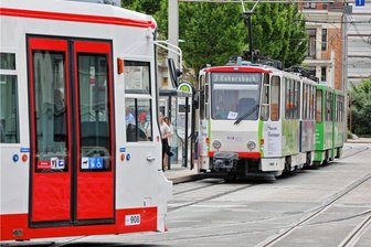 Wieder Steine auf Gleisen in Zwickau: Zweiter Vorfall innerhalb von acht Tagen - Straßenbahnfahrer in Zwickau haben erneut Steine auf Gleisen entdeckt. 