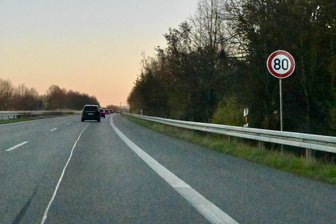 Wieder Tempo 80 auf der B 93 in Richtung Zwickau: Wird hier bald verstärkt geblitzt? - Auf der B 93 in Richtung Zwickau gilt seit vergangener Woche mal wieder Tempo 80.