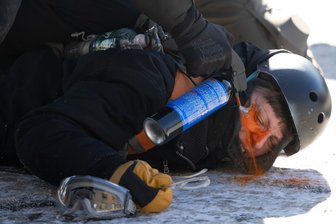 Wieder tödliche Schüsse bei Einsatz der US-Einwanderungsbehörde Ice: Wie starb Alex Pretti? - Ein Demonstrant wird in Minneapolis durch einen Regierungsbeamten aus nächster Nähe mit Pfefferspray besprüht. Nach den tödlichen Schüssen auf eine Frau in Minnesota Anfang Januar ist eine weitere Person nach Schüssen durch Bundesbeamte in Minneapolis gestorben: der 37-jährige Krankenpfleger Alex Pretti. Über die Umstände des Todes gehen die Schilderungen von Regierungsstellen und Augenzeugen weit auseinander.