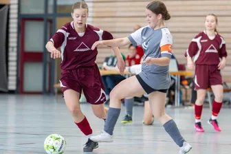 Wieder ungeschlagen ins Sachsenfinale? Kreisauswahl-Fußballerinnen vor hoher Hürde - Im vergangenen Jahr absolvierten die C-Juniorinnen der SpG SV Lichtenberg/Fortuna Langenau um Matilda Schönherr (l.) die Vorrunde der Landesmeisterschaften ohne Punktverlust.