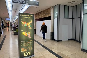 Wieder Wandel beim Handel: Crêperie zieht in die Zwickau-Arcaden ein - Hinter der weißen Wand rechterhand, wo einst Eis verkauft wurde, soll schon im Februar eine Crêperie einziehen.