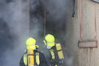 Wiederau: Familie erleidet Rauchvergiftung bei Wohnungsbrand - Wegen eines Hausbrandes in Wiederau (Landkreis Mittelsachsen) sind am Sonntag zwölf Menschen in Sicherheit gebracht worden.