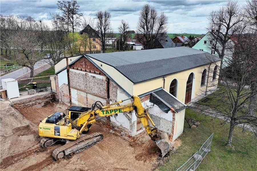 Wiederauer Turnhalle: Halbe Million Euro wird ausgegeben - Bauarbeiten an der Turnhalle in Wiederau: Zunächst wurde der Anbau abgerissen, ein neuer soll entstehen. 