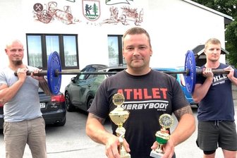 Wiederbeginn gleicht einem Kraftakt - Thomas Goldhahn (Mitte) ist aktuell der erfolgreichste Kraftsportler in Lauter. Aber auch Patrick Döring (links) und Martin Gundermann gehören längst zu den Stützen des Vereins, der unter Corona arg gelitten hat.
