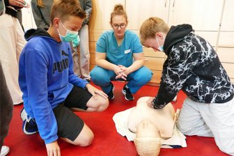 Wiederbelebung: Zschopauer Gymnasiasten für den Ernstfall gerüstet - Unter Anleitung von Medizinstudentin Karolin Neubert üben Miko Eckardt (l.) und Ben Böttcher die Herzdruckmassage.