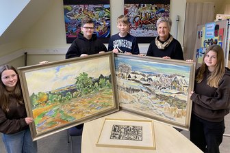 Wiederentdeckte Bilder von Vogtland-Maler kommen unter den Hammer: „Von meinem Vater sind Tausende Bilder verschwunden“ - Schüler der Lengenfelder Oberschule und Schulleiterin Anke Barth mit Bildern des Vogtland-Malers Fredo Bley aus Buchwald. Die Bilder sollen demnächst versteigert werden.