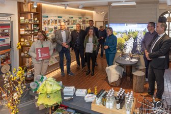 Wiedereröffnung an den Greifensteinen: Was die Tourist-Information so besonders macht - Die Räume der Tourist-Info an den Greifensteinen sind umgestaltet worden. Zur feierlichen Neueröffnung kamen unter anderem Landrat Rico Anton sowie die Bürgermeister der Greifensteinregion.