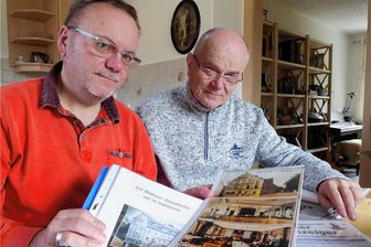 Wiedereröffnung des großen Saales in der "Linde" in Mühlau rückt in Sichtweite - Michael Schönfeld (links) und Bodo Schultze vom Mühlauer Kulturverein wollen in der "Linde" Veranstaltungstraditionen neu aufleben lassen. Informationen zur Geschichte des Landgasthofes liefern dem Vereinschef und seinem Stellvertreter historische Quellen. 