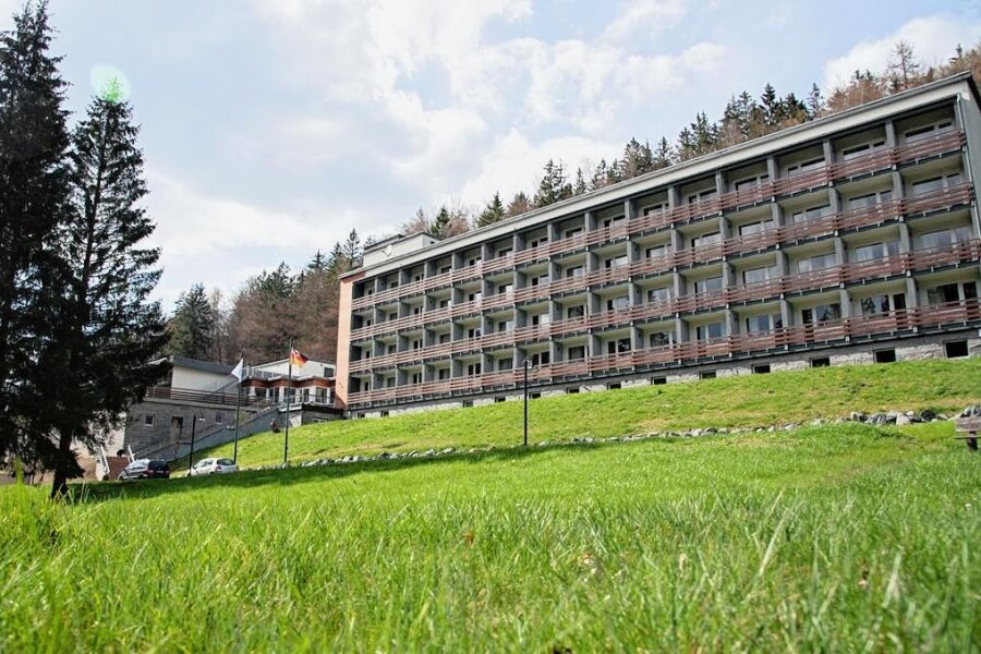Wiedereröffnung in Erlbach: Neue Besitzer wollen Hotel Schwarzbachtal zu Vier-Sterne-Herberge machen - Auf den Monat genau vier Jahre war das Hotel Haus Schwarzbachtal in Erlbach geschlossen. An diesem Wochenende öffnet es wieder.