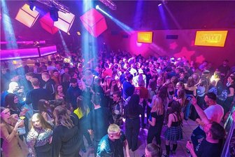 Wiedereröffnung weckt Glücksgefühle: Das Comeback der Olbernhauer "Halle" - Die Wiedereröffnung der "Halle" in Olbernhau kam bei den Besuchern sehr gut an.