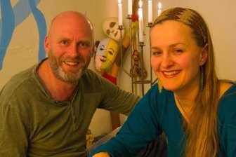 Wiedergeschenkte Träume - Warmes Licht, Trommeln, Masken - all das kann eine Rolle spielen, wenn Menschen zu Susann Zill und Hendrik Heidler kommen. Sie versuchen, Leiden zu lindern und den Weg zum selbstbestimmten Leben aufzuzeigen.