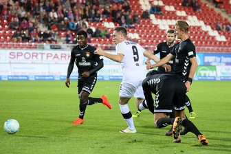 Wiedergutmachung gelingt dem FSV nicht - Bär vom FSV im Kampf gegen die Gäste.