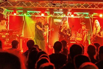 Wiedersehen beim Weihnachtsreggae im Erzgebirge - Hat eine lange Tradition in der Alte Brauerei: der Weihnachtsreggae. Und das "inoffizielle, jahrgangsübergreifende Jahrgangsstufentreffen" fand auch dieses Mal in einem ausverkauften Haus statt.