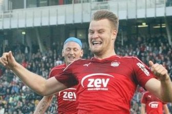 Wiedersehen macht Freude - Sebastian Mai (vorn) jubelt über seinen Treffer zum 1:1.