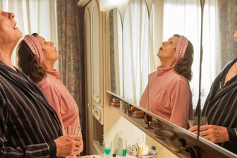 Wiedersehen mit Senta Berger im neuen Kinofilm von Sohn Simon Verhoeven - Senta Berger als Inge Brinkmann und Michael Wittenborn als Hermann Krings in einer Szene von „Ach, diese Lücke, diese entsetzliche Lücke“. Der Film ist letztlich ein Werk über Vergänglichkeit: über das Altern, über Abschiede und Erinnerungen.