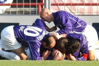 Wiedersehen mit „Shubi“, „Skerdi“ und Co: Auer Fußball-Legenden zaubern im Erzgebirgsstadion - Jubeln am 24. August vielleicht noch einmal gemeinsam im Erzgebirgsstadion: Khvicha Shubitidze (links), Skerdilaid Curri (oben), Matthias Heidrich (unten) und Kapitän Jörg Emmerich. Das Foto entstand am 19. Oktober 2003 nach Heidrichs 2:0-Siegtreffer gegen den Karlsruher SC. Das 1:0 hatte Shubitidze erzielt.