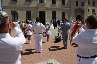 Wiedersehen unter Freunden: Crimmitschauer Fanfarenzug fährt nach Torgau - Zur Hochzeit von Kristin und Manuel John spielte ebenfalls der Crimmitschauer Fanfarenzug auf.