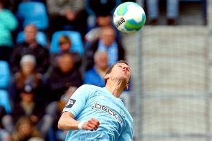 Wiedersehen zweier Altbekannter - Maik Kegel - Immer hoch hinaus: Mit seinen 1,85 m Länge soll Tim Danneberg wie im Derby jüngst gegen Erfurt auch in Kiel viele Kopfballduelle gewinnen.