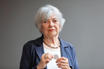 Wienerin berichtet über ihre Zwangsarbeit für die Auto-Union in der KZ-Außenstelle in Oederan - Helga Pollak-Kinsky hält die Marke in ihren Händen, die sie in Oederan zu ihrer Identifizierung tragen musste.