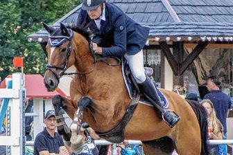 Wiesa wird zum Pferde-Mekka - Im vergangenen Jahr konnte sich Marcel Reimann (RSC An der Leuba) auf seinem Pferd Sophie d'Eclaire die Zeitspringprüfung der Klasse L und damit den Lieselotte-Schulze-Gedächtnispreis sichern. 