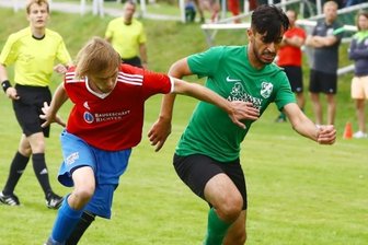 Wiesaer sind zurück in der Erfolgsspur - Meist einen Schritt schneller als der Gegner waren Ali Sanded (r.) und seine Mitspieler des BSV Eintracht Zschopautal. Erik Steinert und die Neundorfer kehrten mit einer 0:4-Klatsche nach Hause zurück.