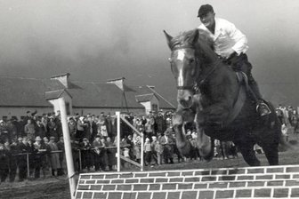 Wiesaer springen ins 70. Jahr - 2022 geht es bunter zu als 1962: Damals, vor 60 Jahren, übersprang Gründungsmitglied Kurt Hunger auf "Lotte" eines der Hindernisse.