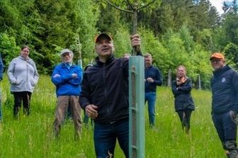 Wiese bei Zschorlau wird Treff zum Feiern - Revierförster Andreas Pommer erzählte Besuchern beim 1. Obstblütenfest in Zschorlau Wissenswertes zum Baumschnitt. 